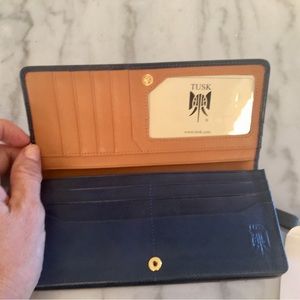 NWT—Tusk Brand Women's Italian Calf Skin Gusseted Clutch Wallet